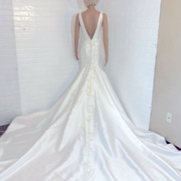 Isabella Talya Wedding Dress Fit & Flare with Train size 6 Mikado blend - Picture 4 of 16